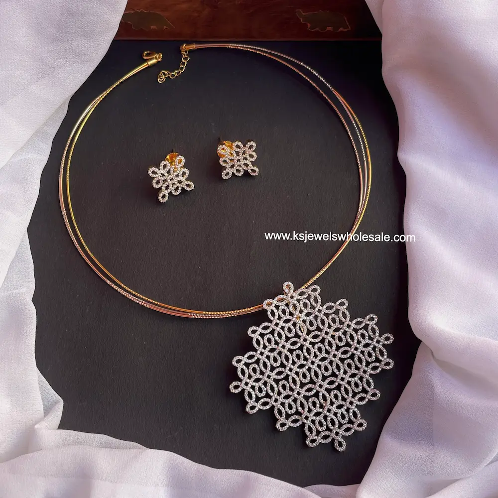 Kolam AD Removable Pendant With Earrings in Kante